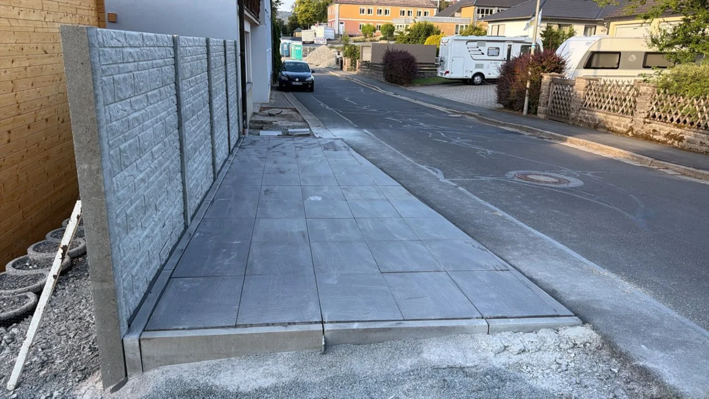 Wohngebäude und Außenanlagen, betreut von OKA Bau